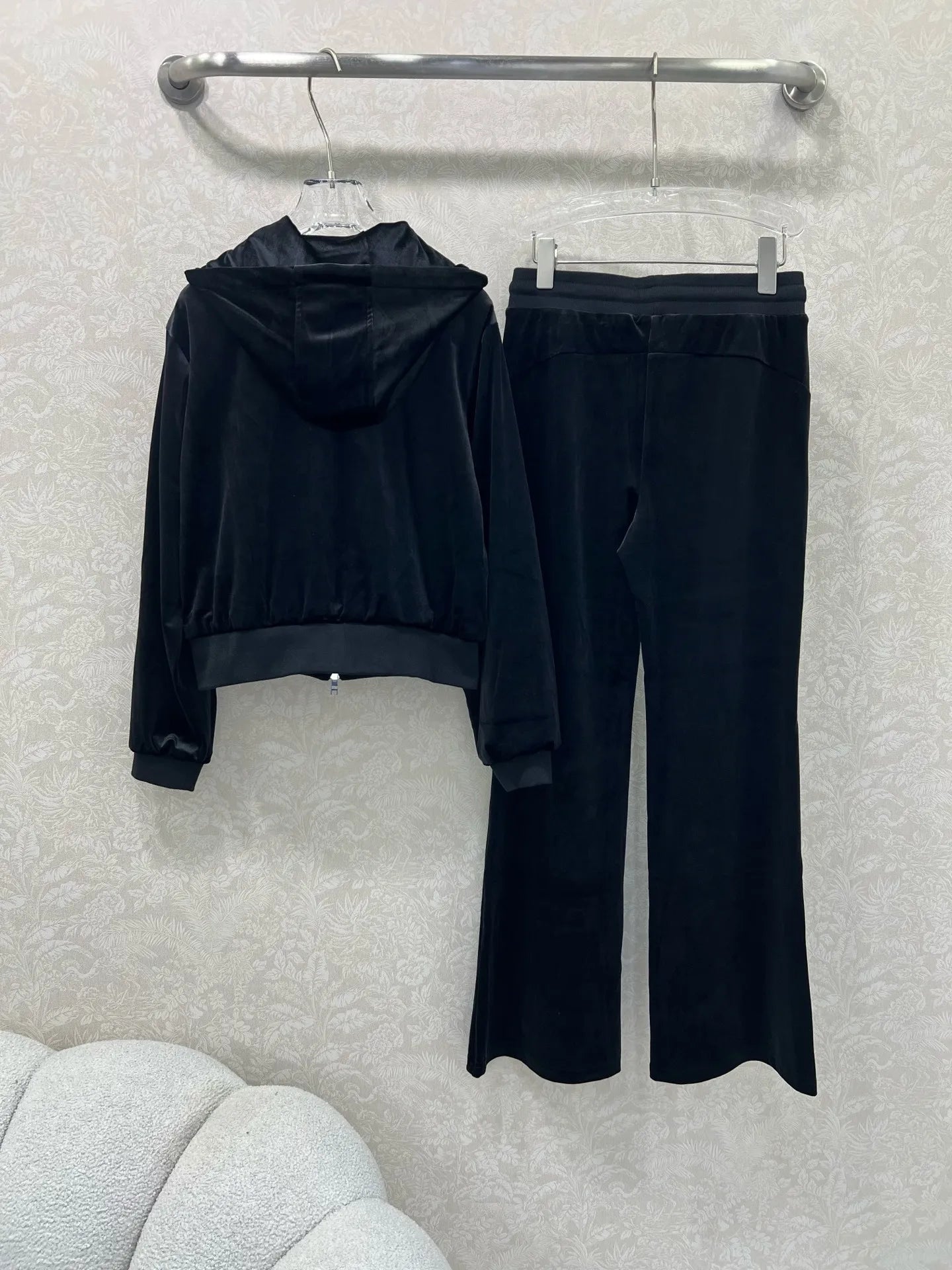 The 2025 autumn/winter new women's hooded sweatshirt set is a versatile black high-end custom casual velvet sportswear set