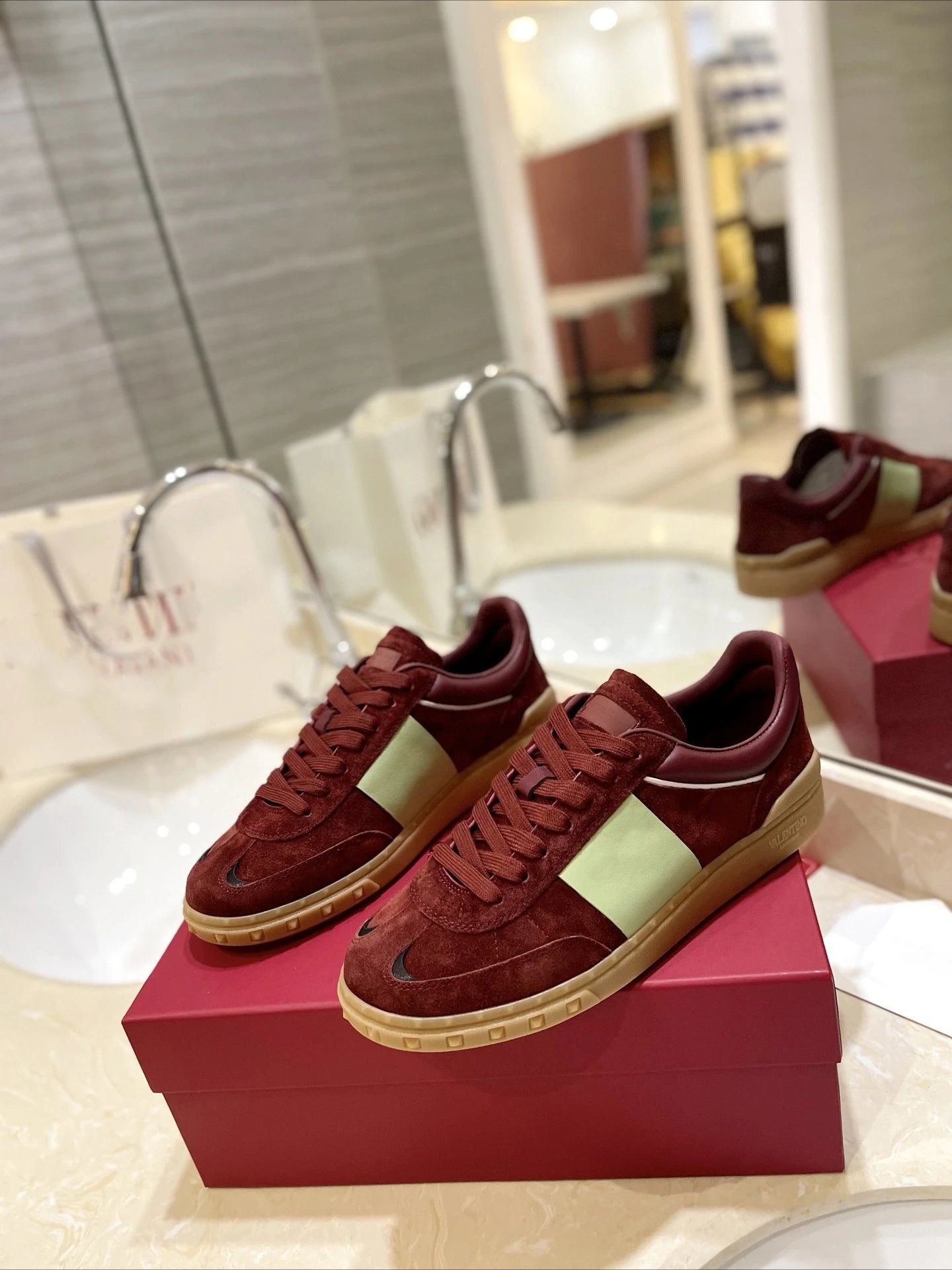 V-style 2026 couple's studded flat leather lace-up white sneakers fashionable color-block casual board shoes trendy shoes