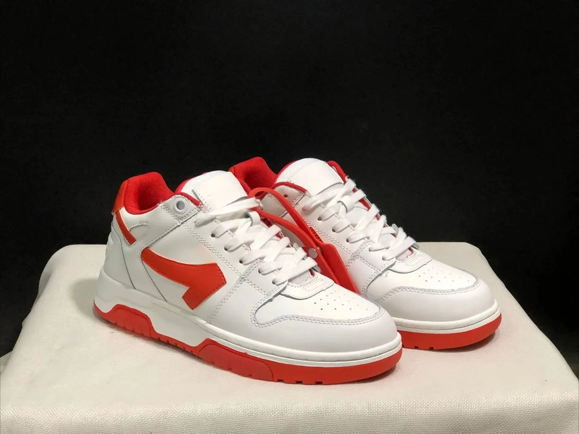 2025 New Retro Couple Sneakers Arrow Design Black White Two-Tone Shock-Absorbing Comfortable Casual Footwear