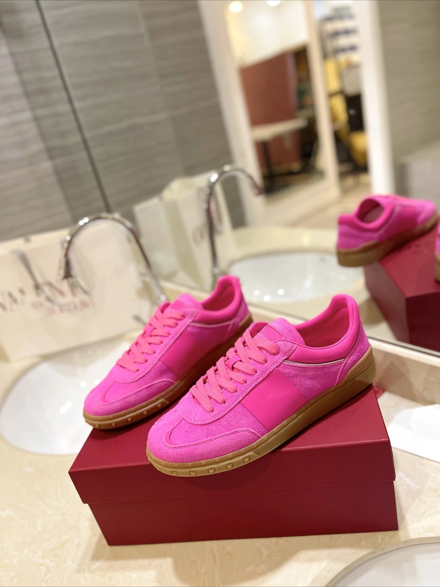V-style 2026 couple's studded flat leather lace-up white sneakers fashionable color-block casual board shoes trendy shoes