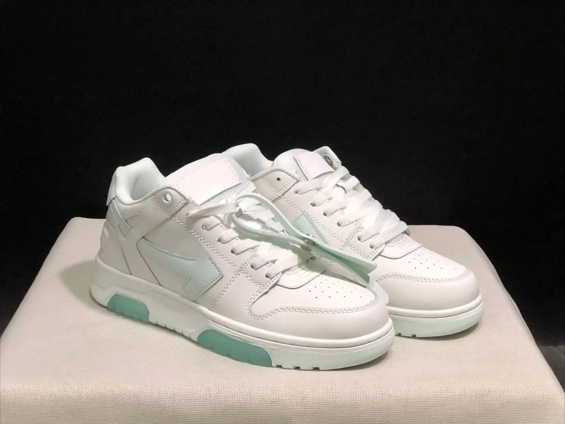 2025 New Retro Couple Sneakers Arrow Design Black White Two-Tone Shock-Absorbing Comfortable Casual Footwear