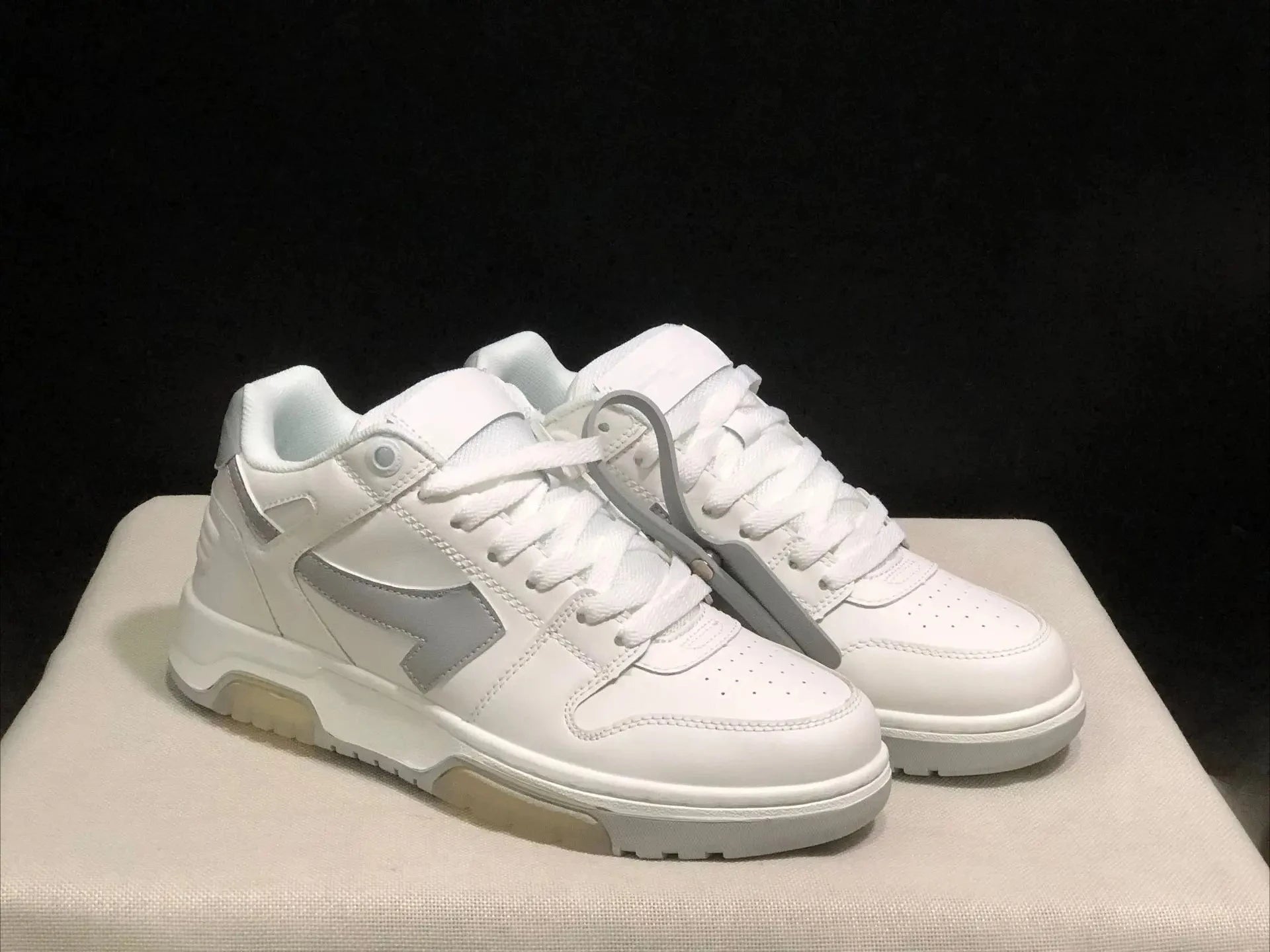 2025 New Retro Couple Sneakers Arrow Design Black White Two-Tone Shock-Absorbing Comfortable Casual Footwear