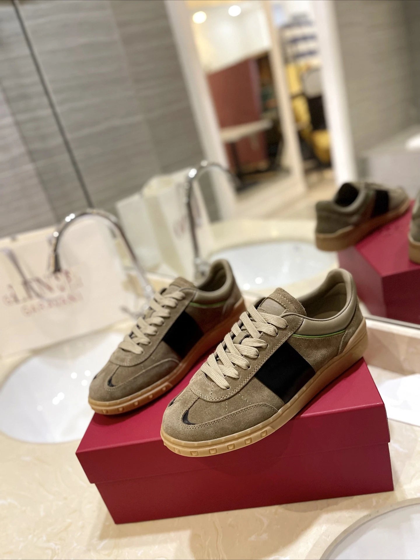 V-style 2026 couple's studded flat leather lace-up white sneakers fashionable color-block casual board shoes trendy shoes