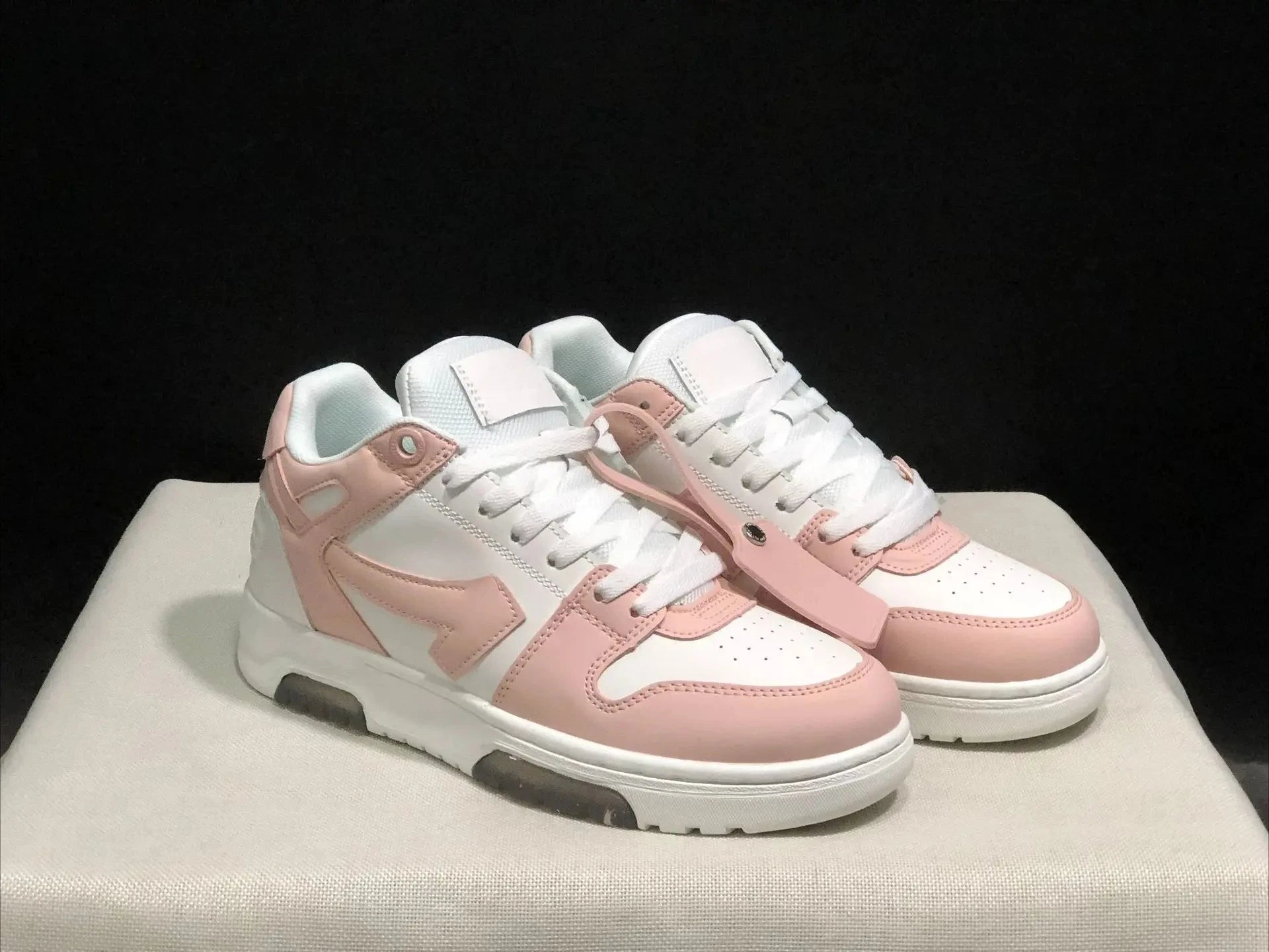 2025 New Retro Couple Sneakers Arrow Design Black White Two-Tone Shock-Absorbing Comfortable Casual Footwear