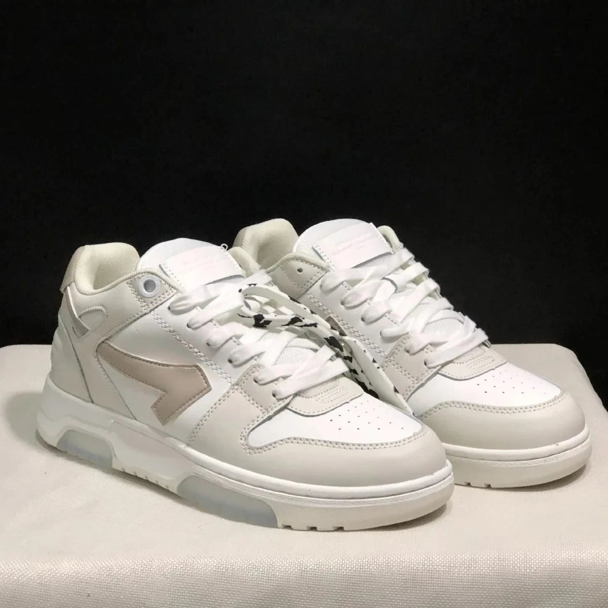 2025 New Retro Couple Sneakers Arrow Design Black White Two-Tone Shock-Absorbing Comfortable Casual Footwear