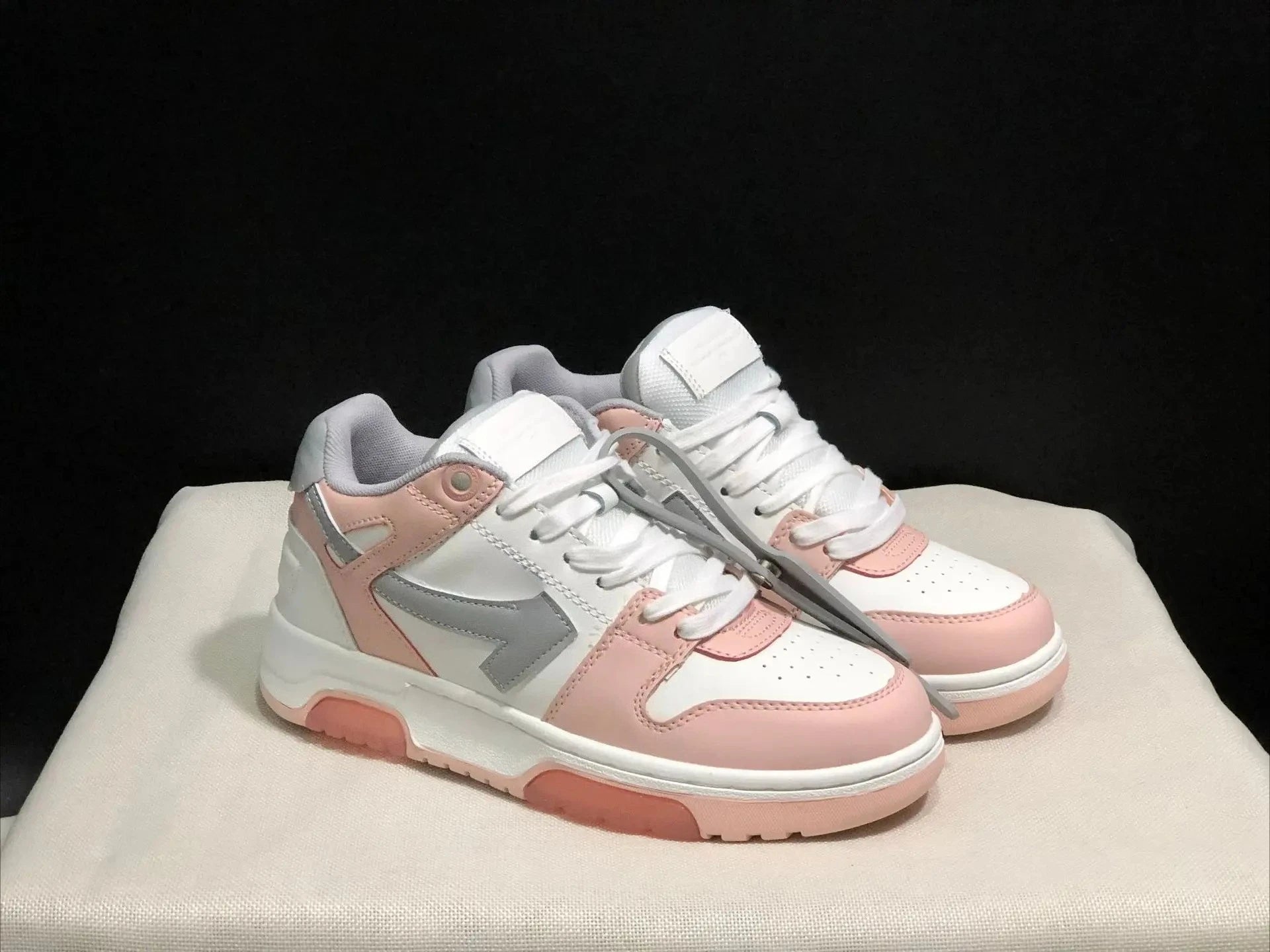 2025 New Retro Couple Sneakers Arrow Design Black White Two-Tone Shock-Absorbing Comfortable Casual Footwear