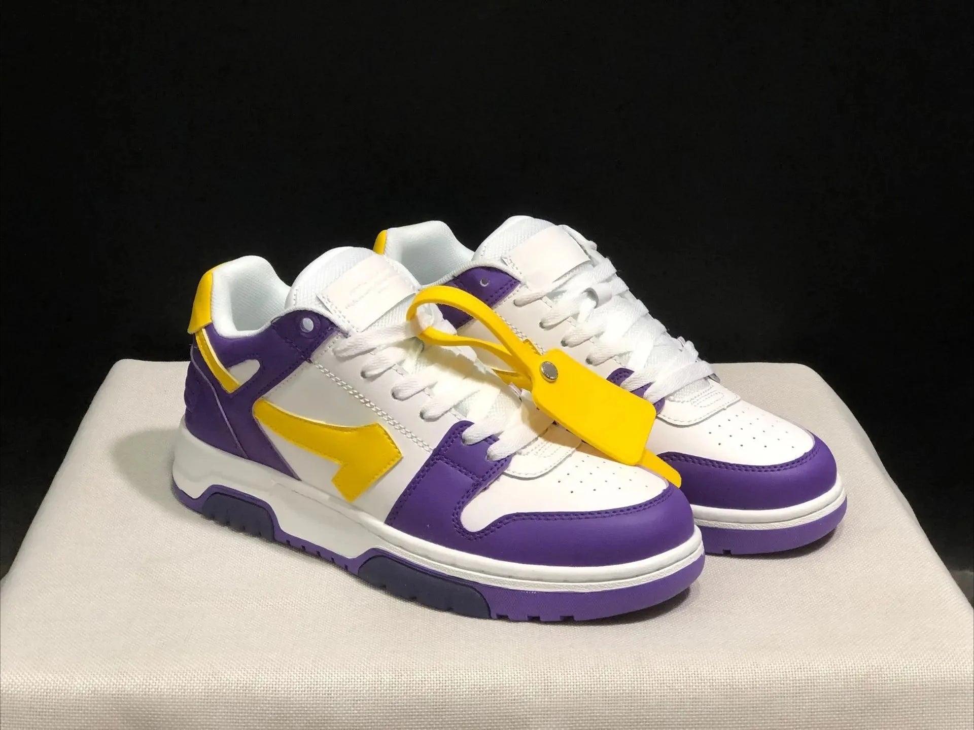 2025 New Retro Couple Sneakers Arrow Design Black White Two-Tone Shock-Absorbing Comfortable Casual Footwear