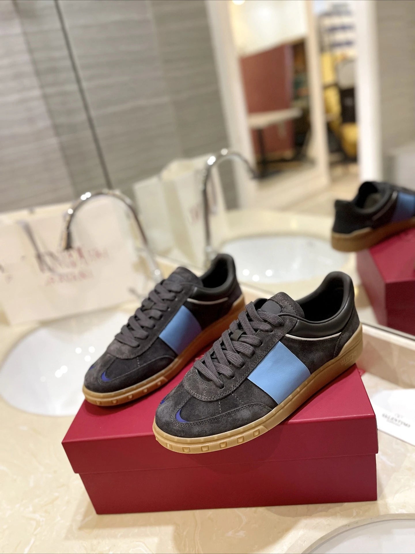 V-style 2026 couple's studded flat leather lace-up white sneakers fashionable color-block casual board shoes trendy shoes