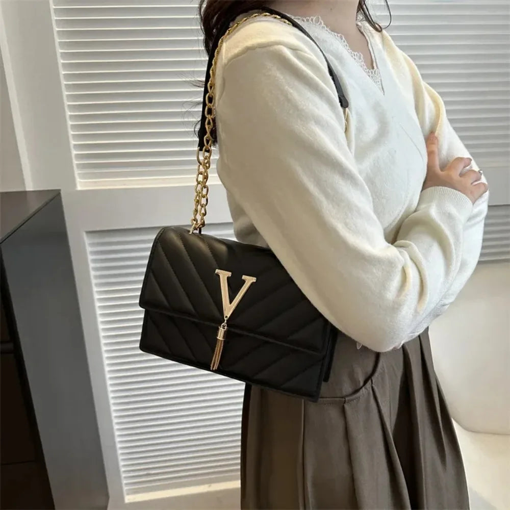 22*15*7cm Versatile Small V shaped Luxury Small HandBag Designer Women's Tote Bags Fashion Popular Chain Shoulder Crossbody Bag