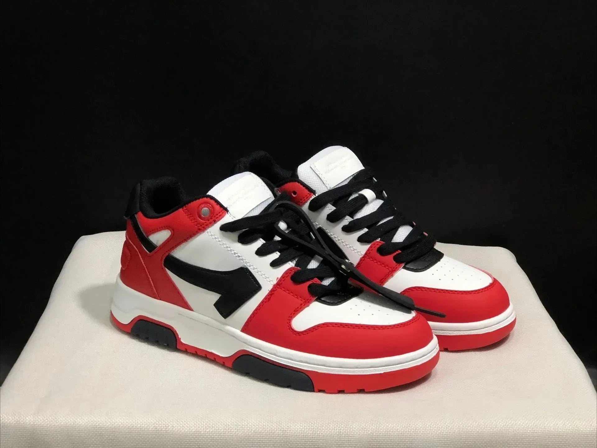 2025 New Retro Couple Sneakers Arrow Design Black White Two-Tone Shock-Absorbing Comfortable Casual Footwear