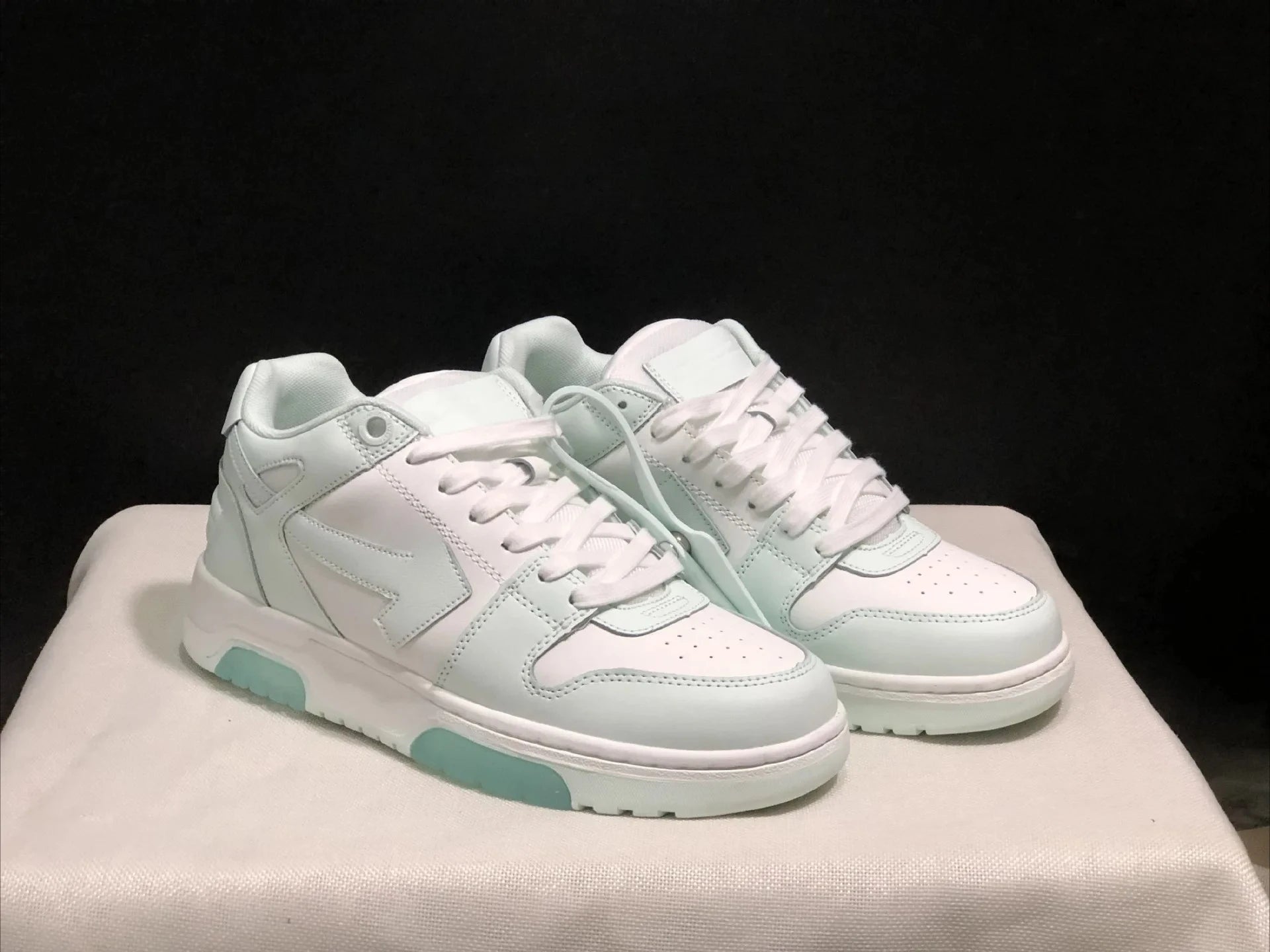 2025 New Retro Couple Sneakers Arrow Design Black White Two-Tone Shock-Absorbing Comfortable Casual Footwear