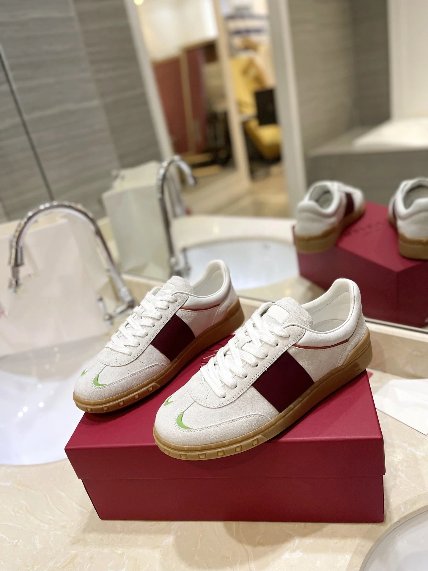 V-style 2026 couple's studded flat leather lace-up white sneakers fashionable color-block casual board shoes trendy shoes