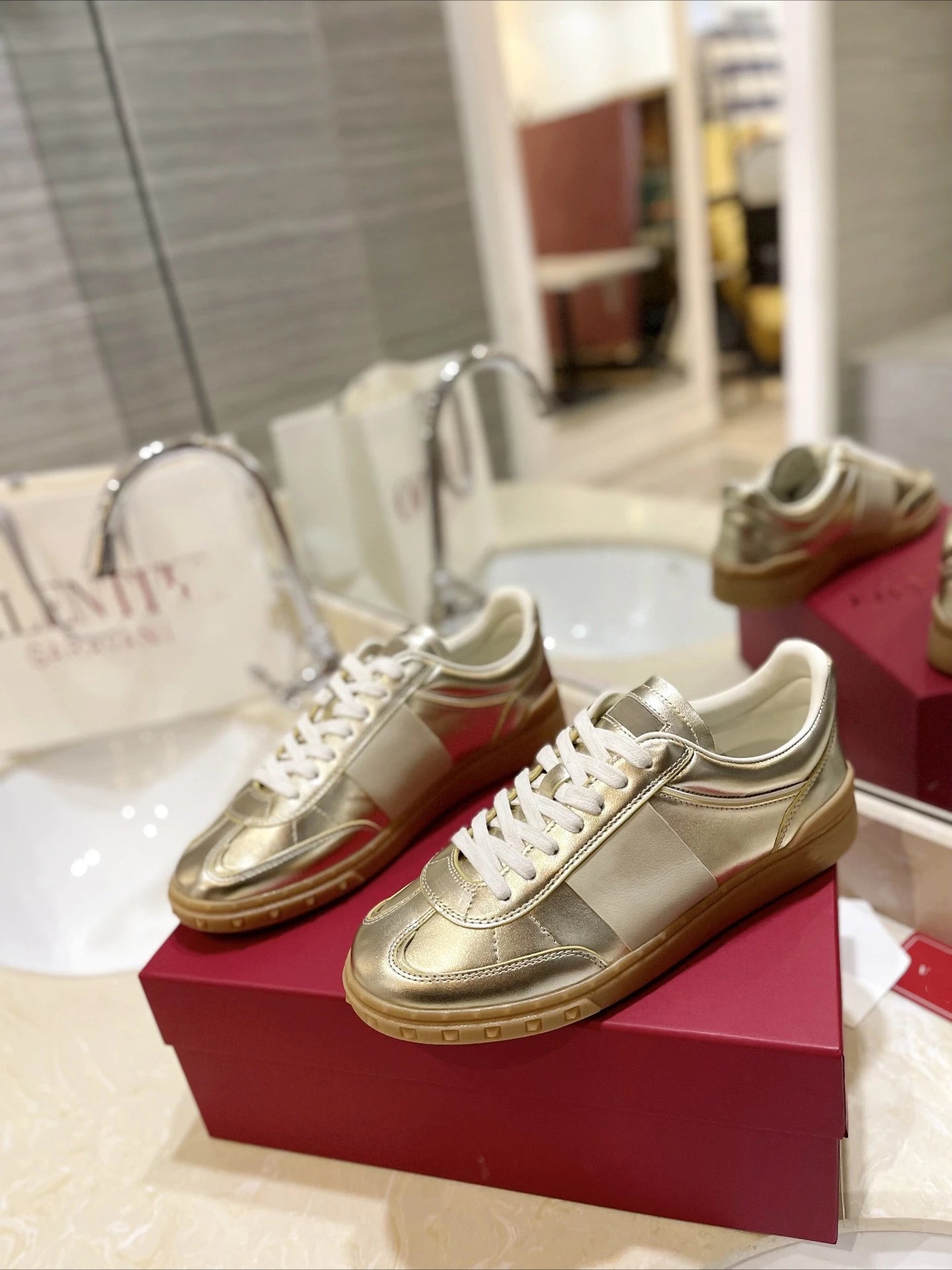V-style 2026 couple's studded flat leather lace-up white sneakers fashionable color-block casual board shoes trendy shoes