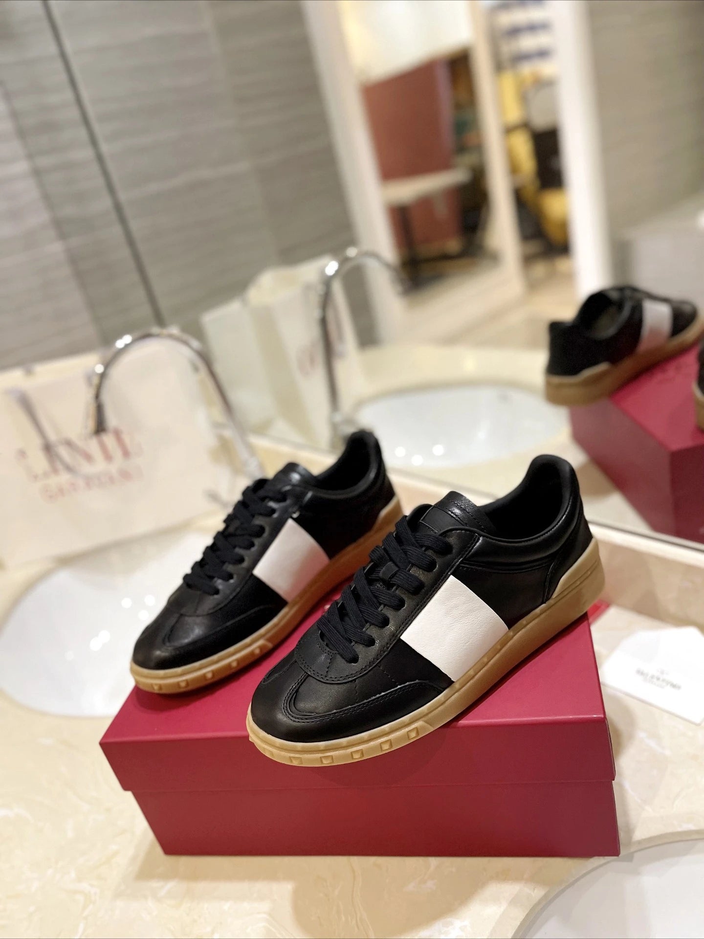 V-style 2026 couple's studded flat leather lace-up white sneakers fashionable color-block casual board shoes trendy shoes