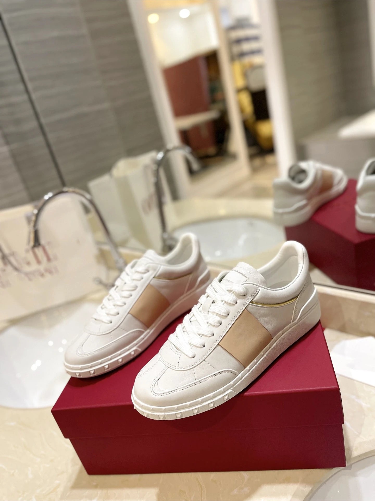V-style 2026 couple's studded flat leather lace-up white sneakers fashionable color-block casual board shoes trendy shoes