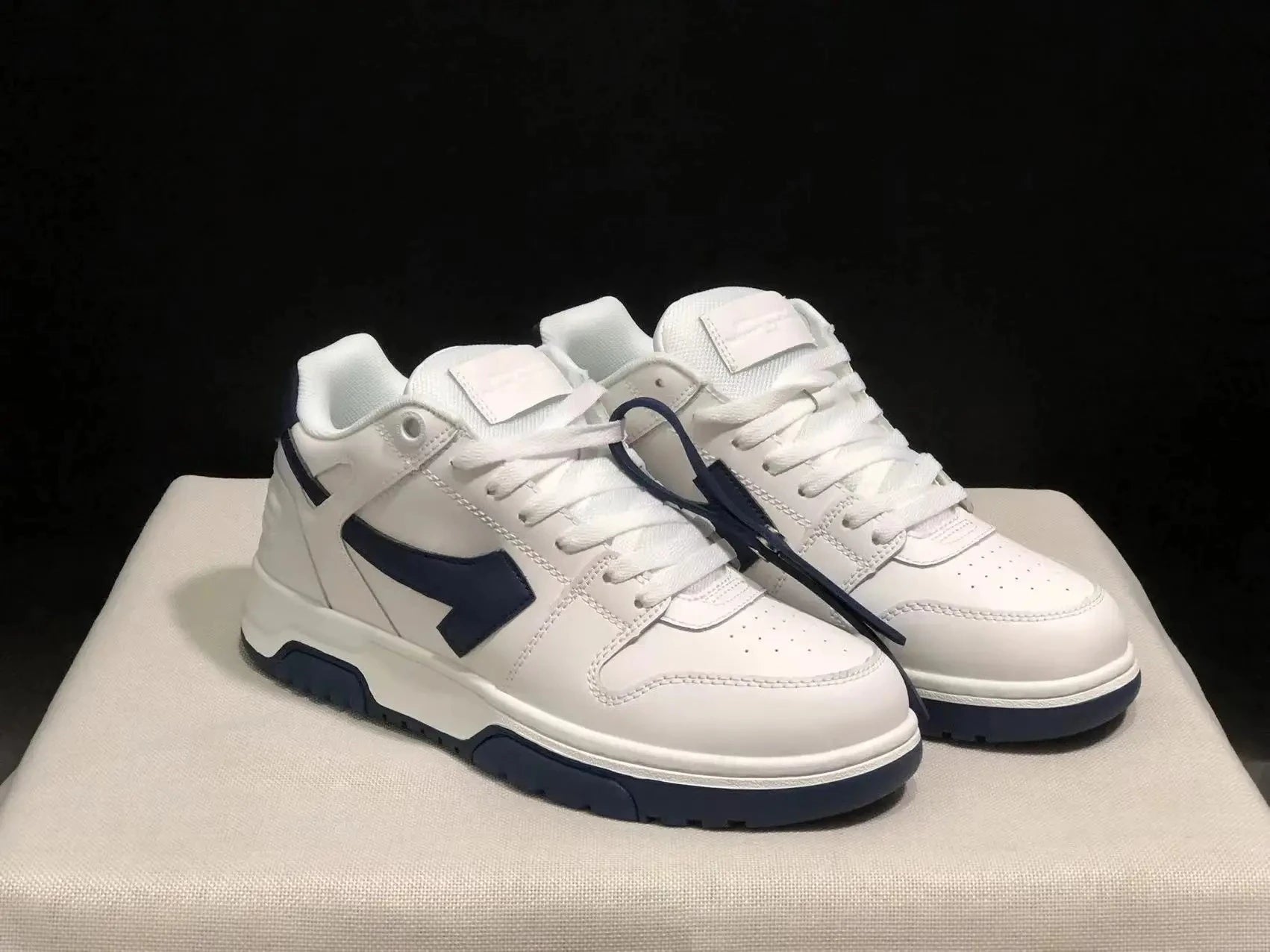 2025 New Retro Couple Sneakers Arrow Design Black White Two-Tone Shock-Absorbing Comfortable Casual Footwear