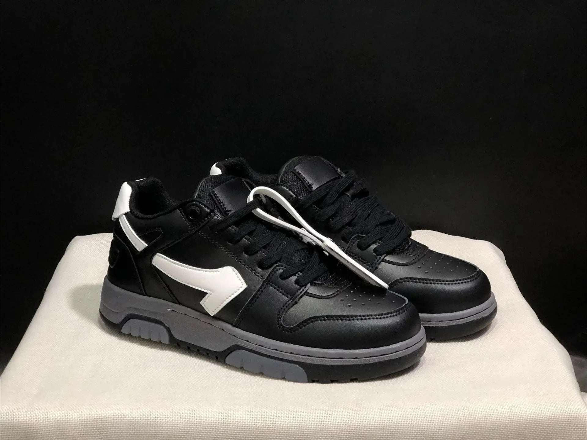 2025 New Retro Couple Sneakers Arrow Design Black White Two-Tone Shock-Absorbing Comfortable Casual Footwear