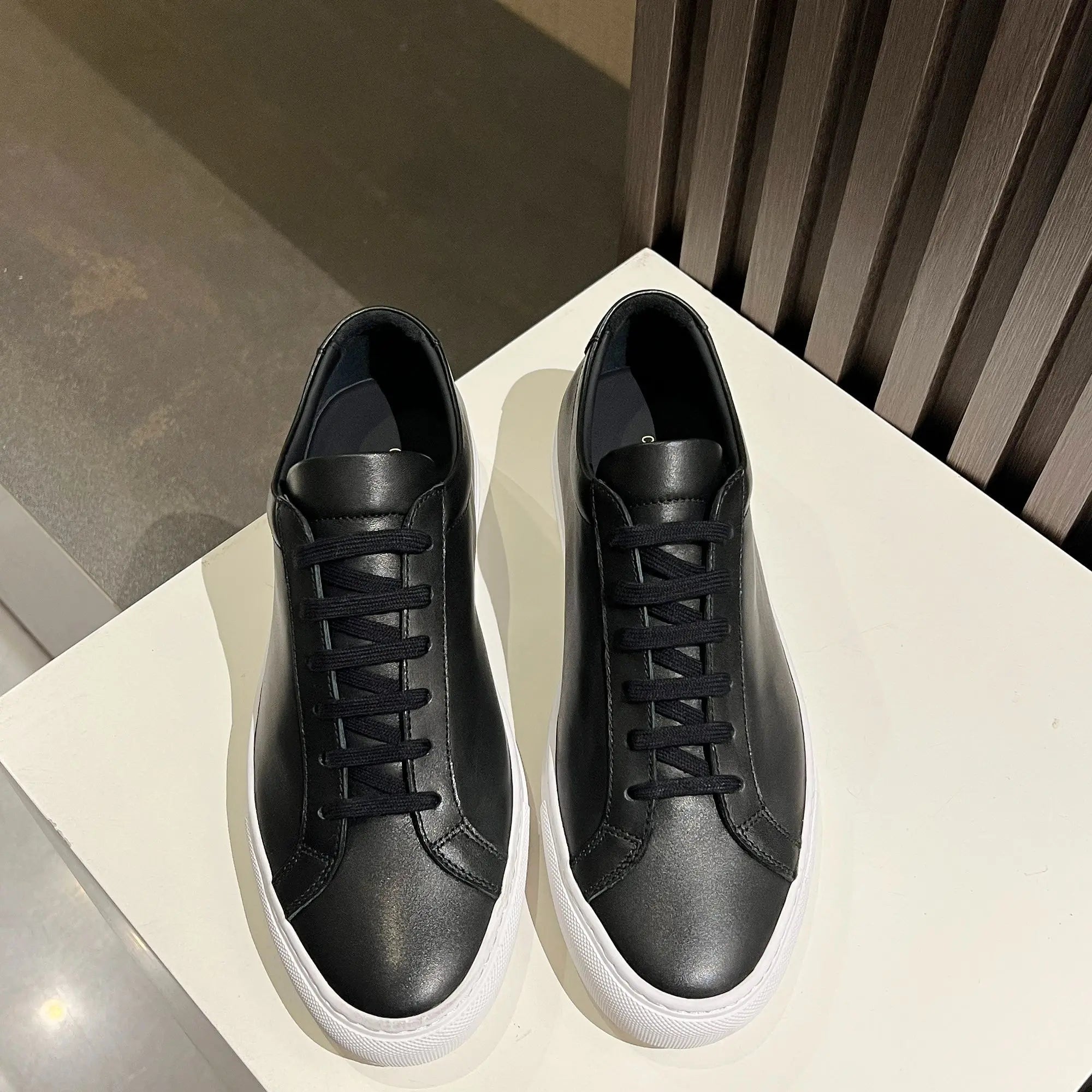 2025 New Genuine Leather Couple White Sneakers Flat Casual Shoes Versatile Commuting Year-Round Unisex Footwear