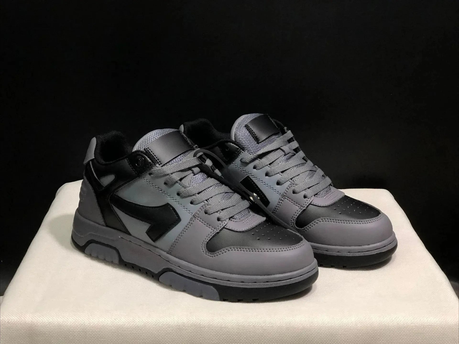2025 New Retro Couple Sneakers Arrow Design Black White Two-Tone Shock-Absorbing Comfortable Casual Footwear