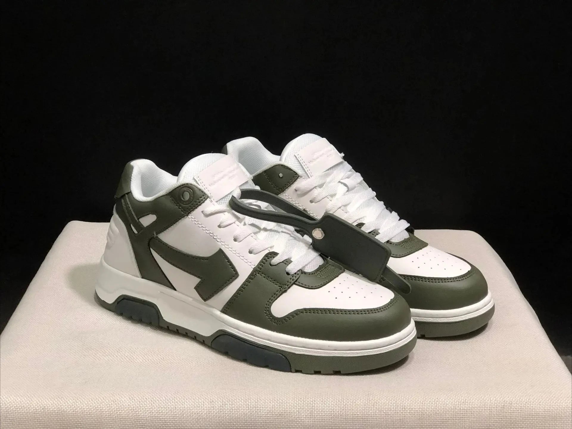 2025 New Retro Couple Sneakers Arrow Design Black White Two-Tone Shock-Absorbing Comfortable Casual Footwear