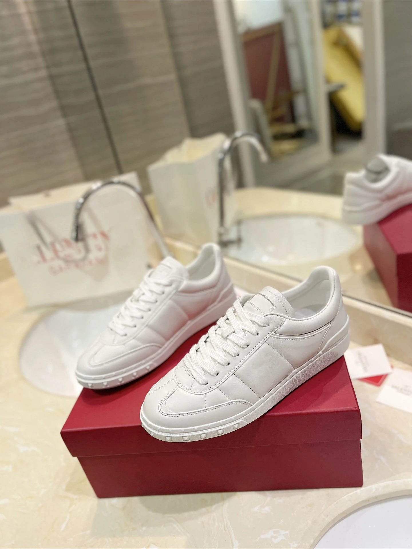 V-style 2026 couple's studded flat leather lace-up white sneakers fashionable color-block casual board shoes trendy shoes
