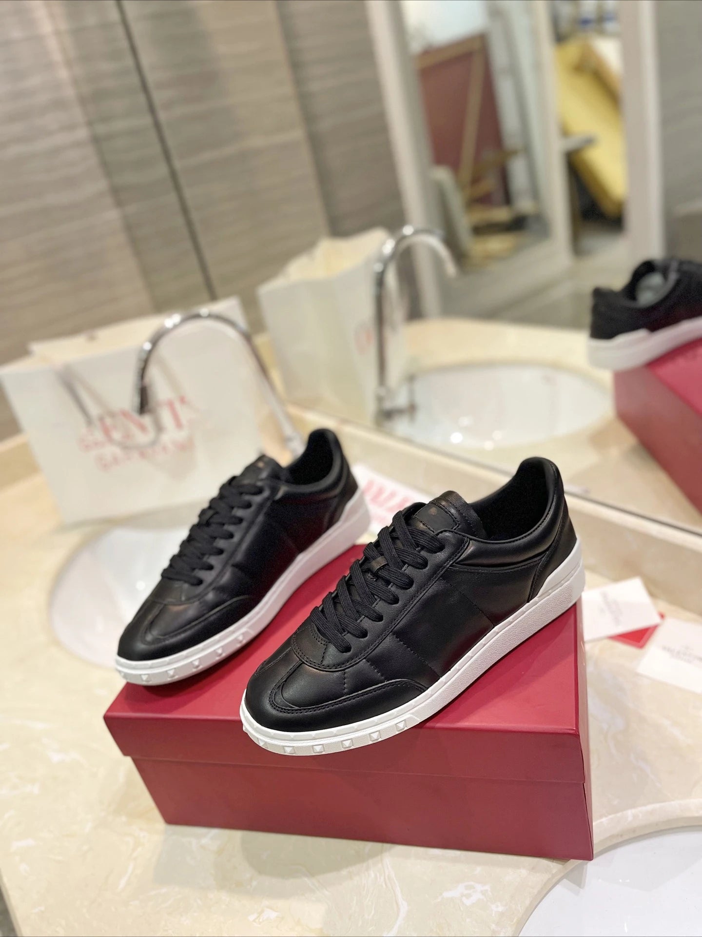 V-style 2026 couple's studded flat leather lace-up white sneakers fashionable color-block casual board shoes trendy shoes