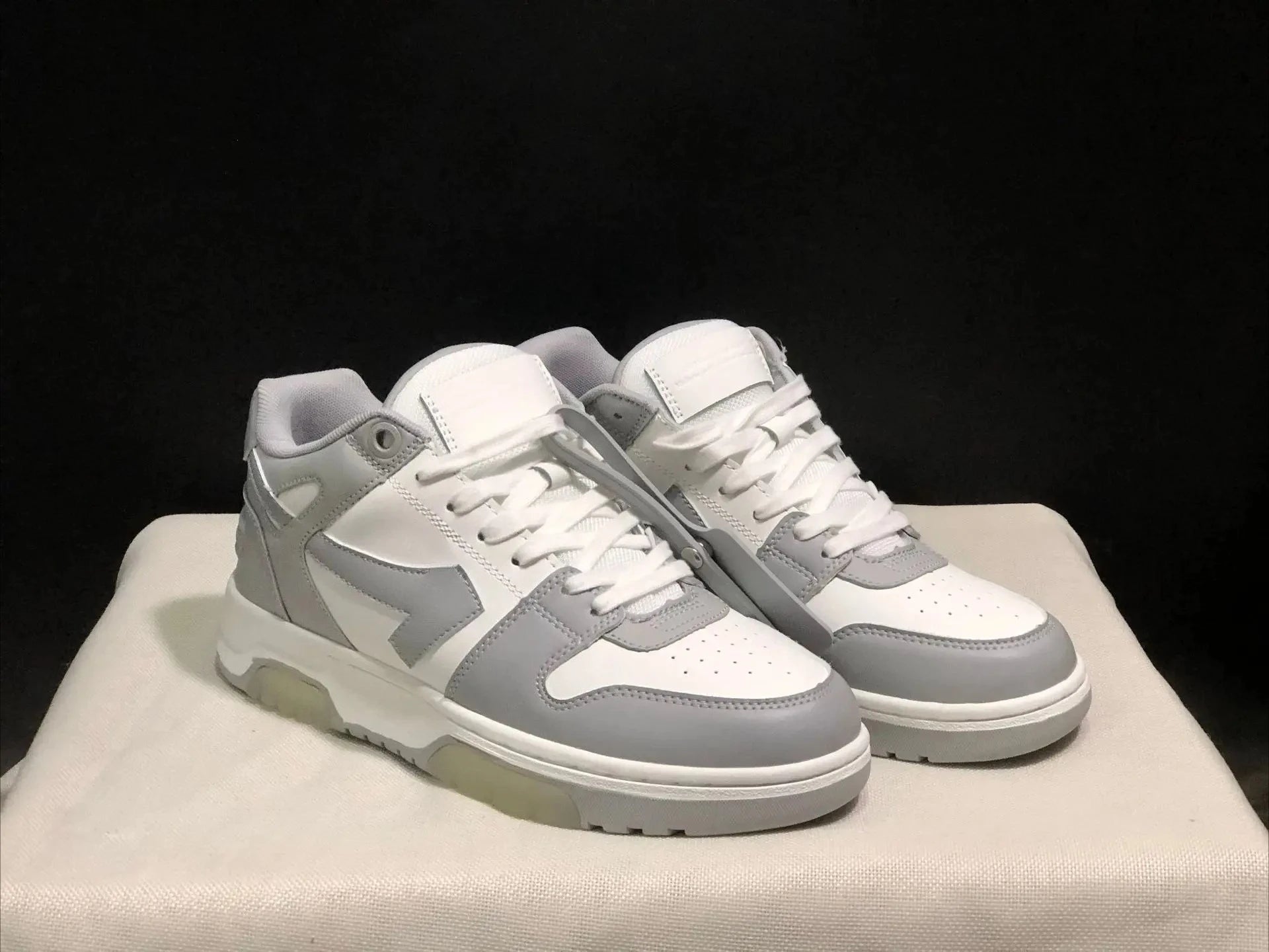 2025 New Retro Couple Sneakers Arrow Design Black White Two-Tone Shock-Absorbing Comfortable Casual Footwear