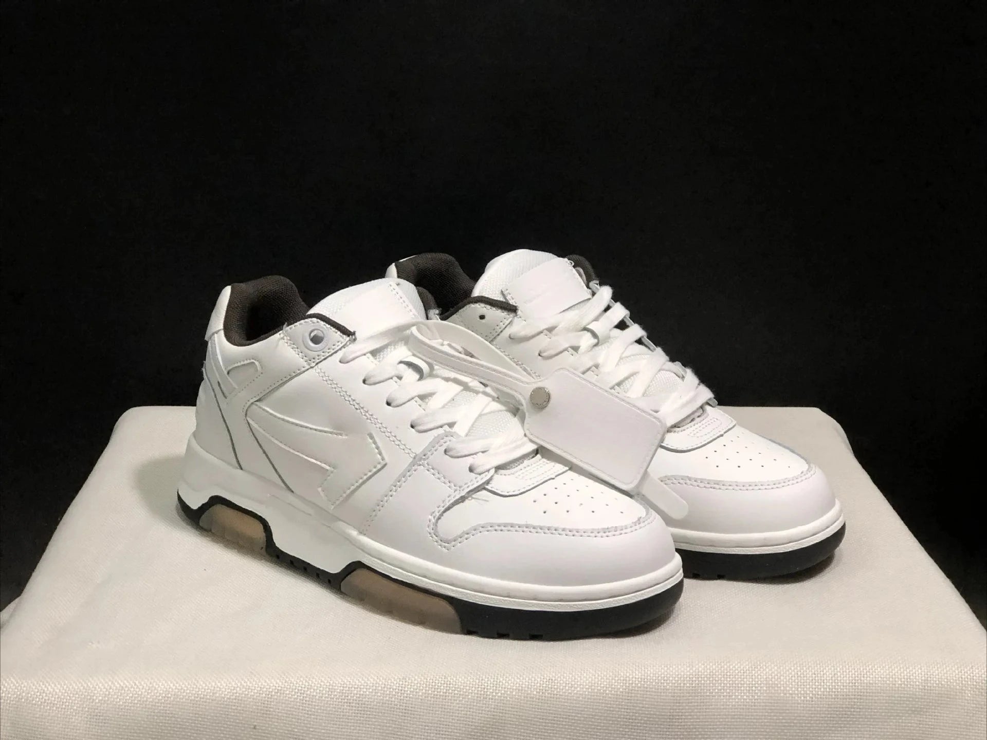 2025 New Retro Couple Sneakers Arrow Design Black White Two-Tone Shock-Absorbing Comfortable Casual Footwear