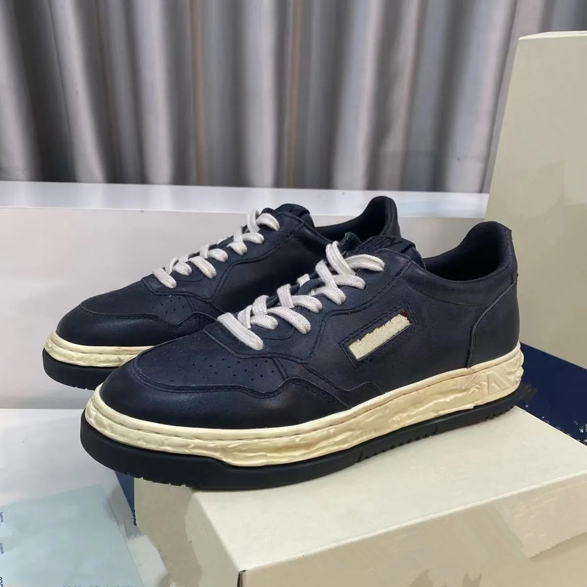 White shoes men's 2025 new winter men's shoes thick soled leather white board shoes men's casual shoes women