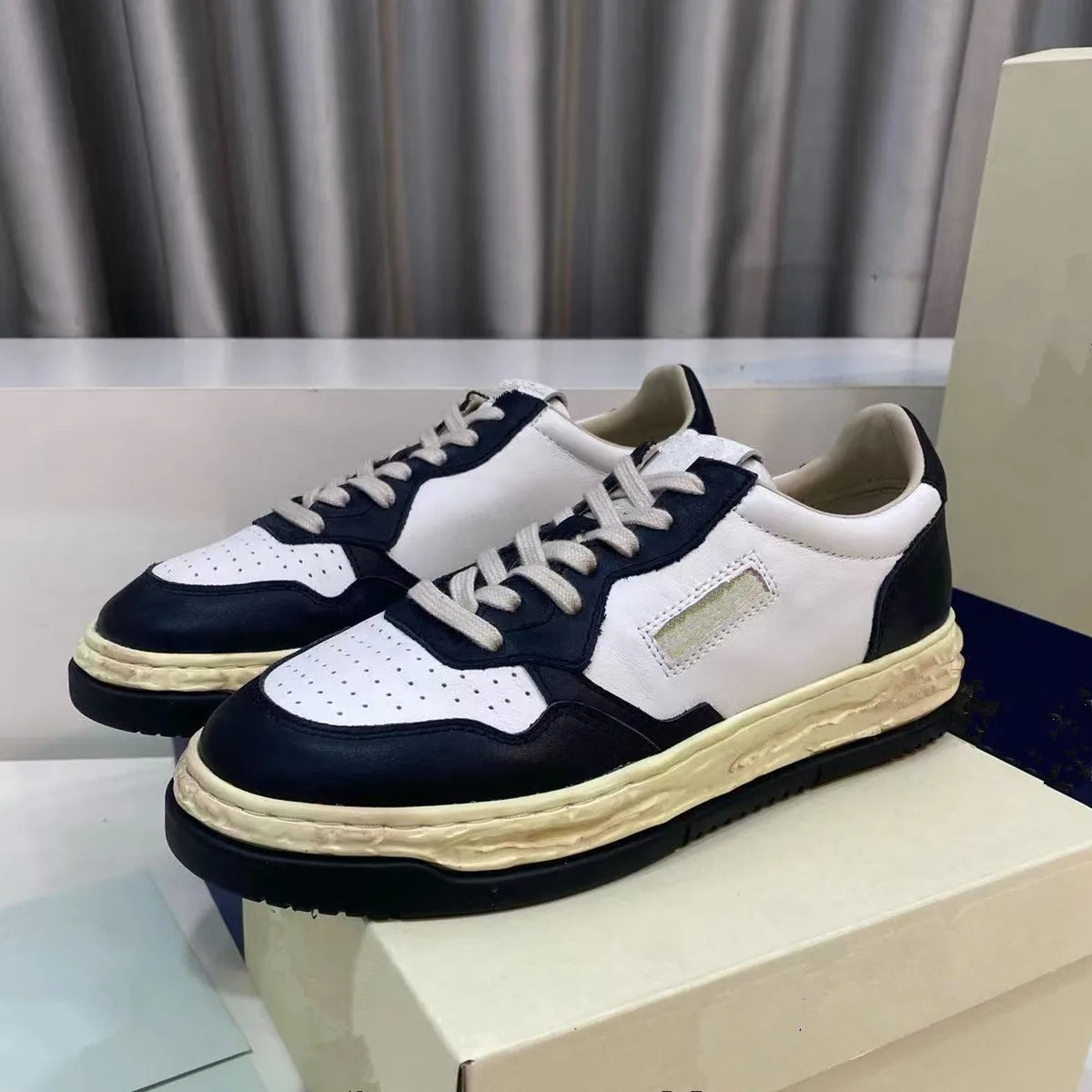 White shoes men's 2025 new winter men's shoes thick soled leather white board shoes men's casual shoes women
