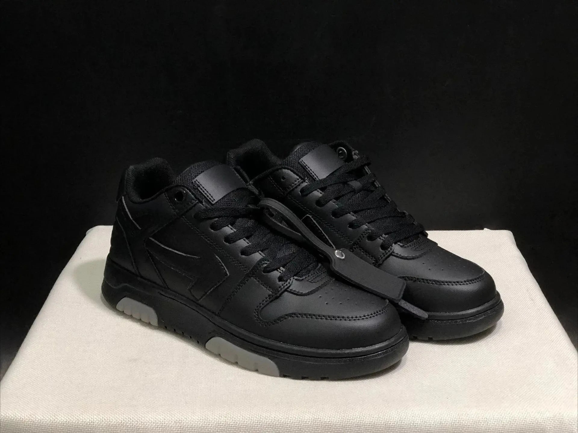 2025 New Retro Couple Sneakers Arrow Design Black White Two-Tone Shock-Absorbing Comfortable Casual Footwear