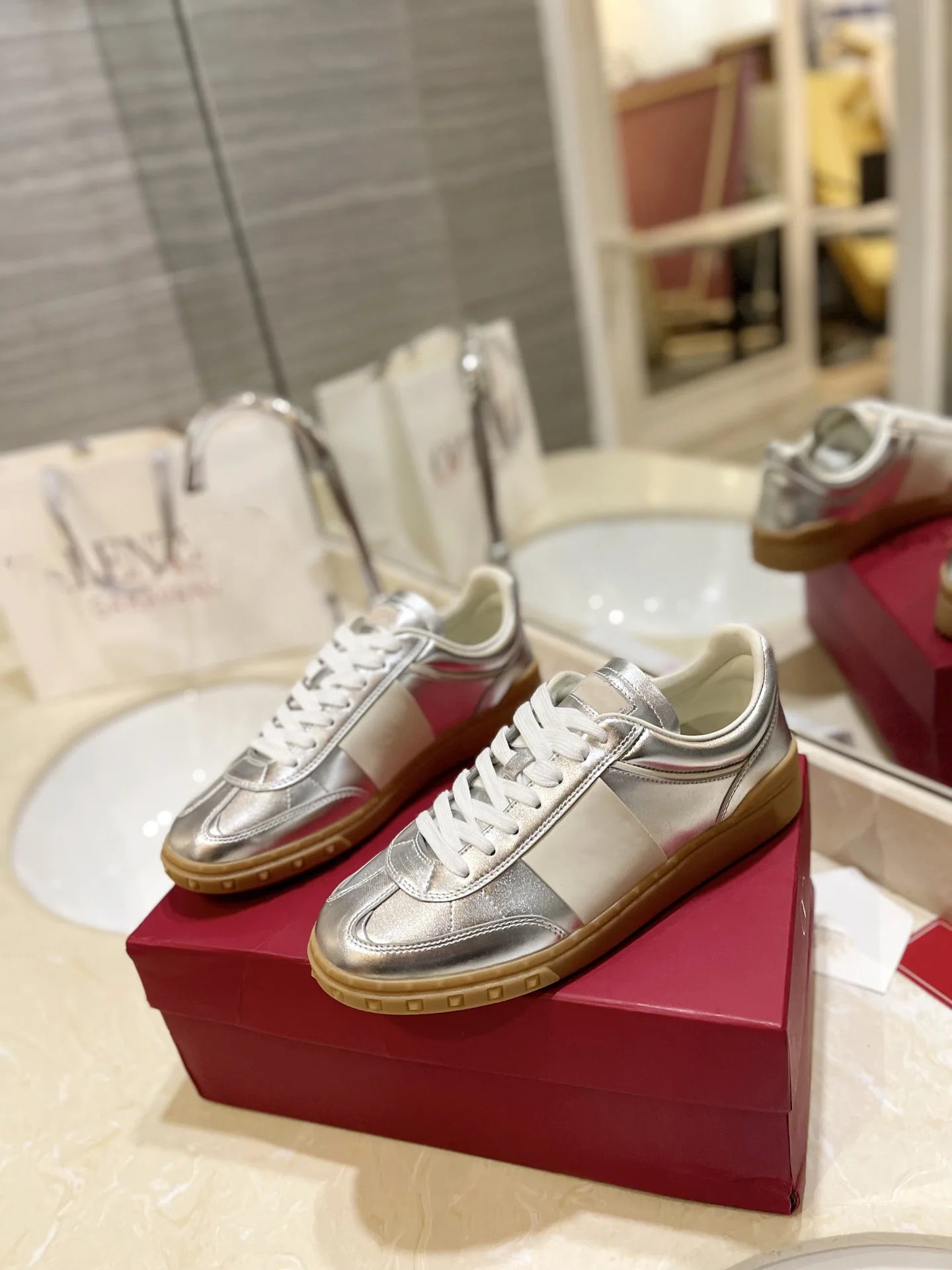 V-style 2026 couple's studded flat leather lace-up white sneakers fashionable color-block casual board shoes trendy shoes