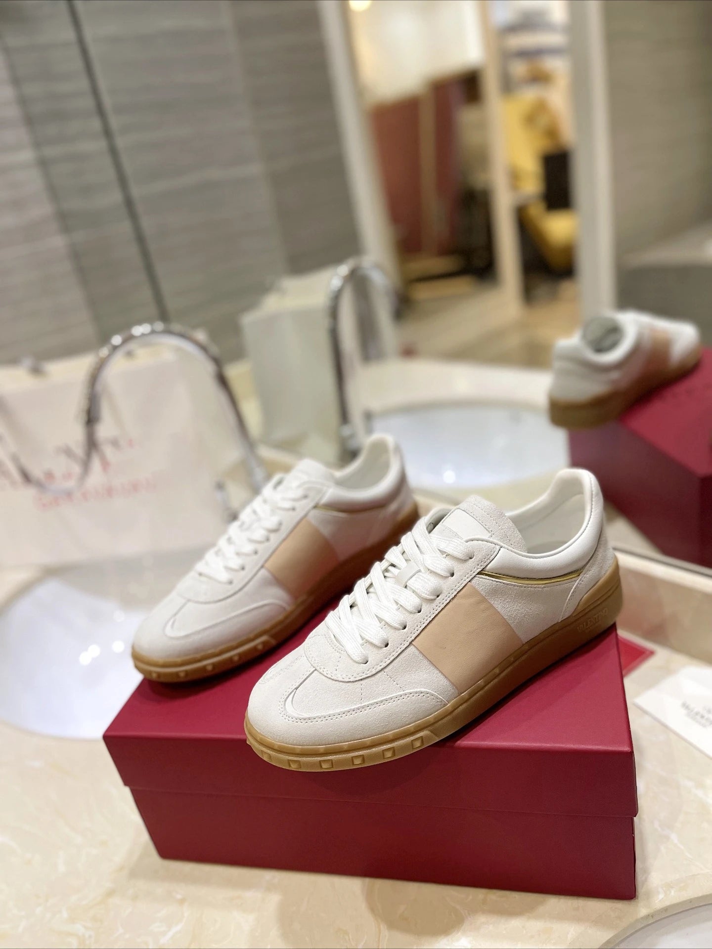 V-style 2026 couple's studded flat leather lace-up white sneakers fashionable color-block casual board shoes trendy shoes