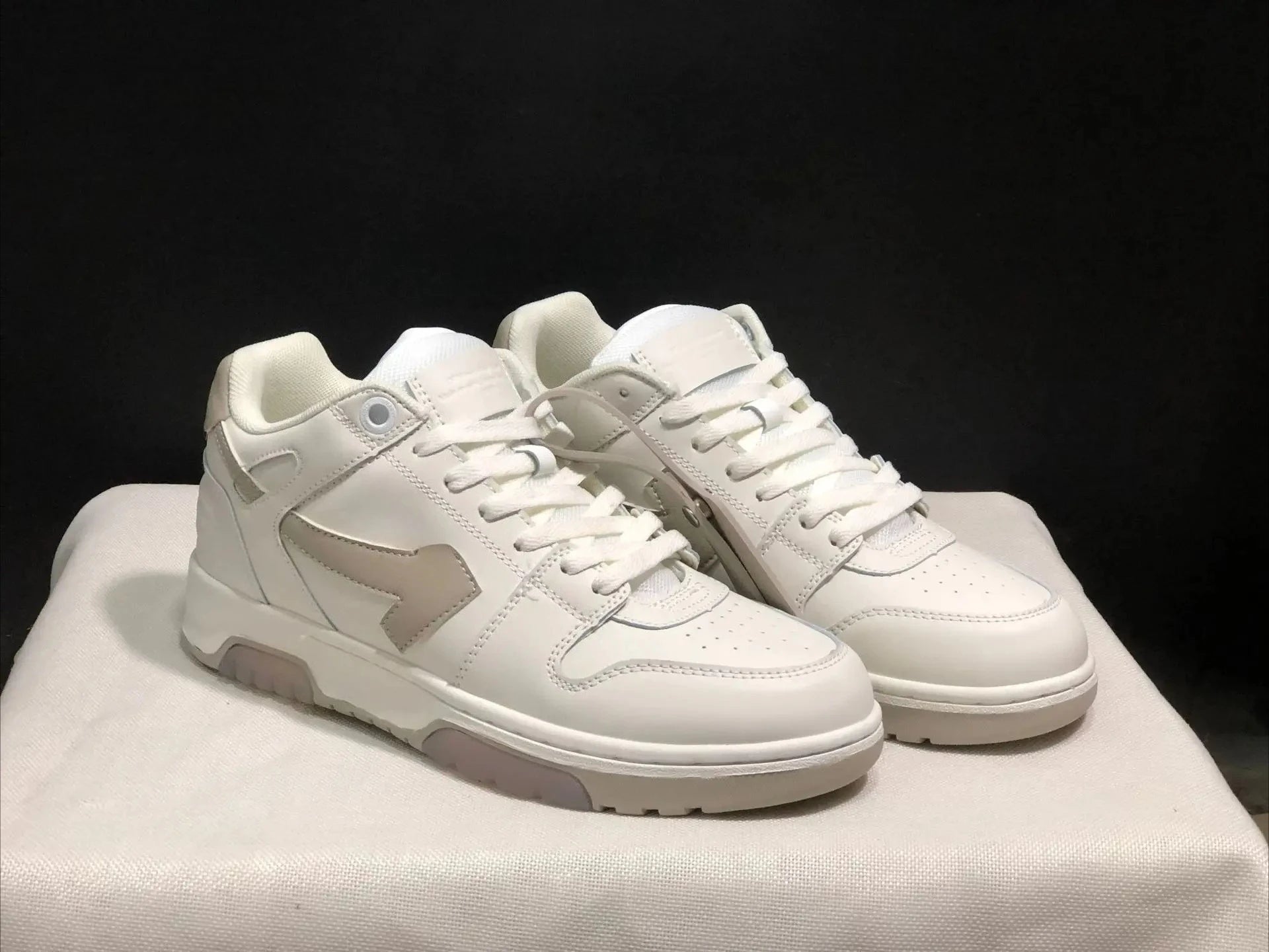 2025 New Retro Couple Sneakers Arrow Design Black White Two-Tone Shock-Absorbing Comfortable Casual Footwear