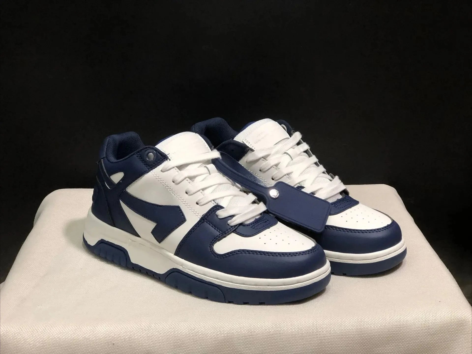 2025 New Retro Couple Sneakers Arrow Design Black White Two-Tone Shock-Absorbing Comfortable Casual Footwear