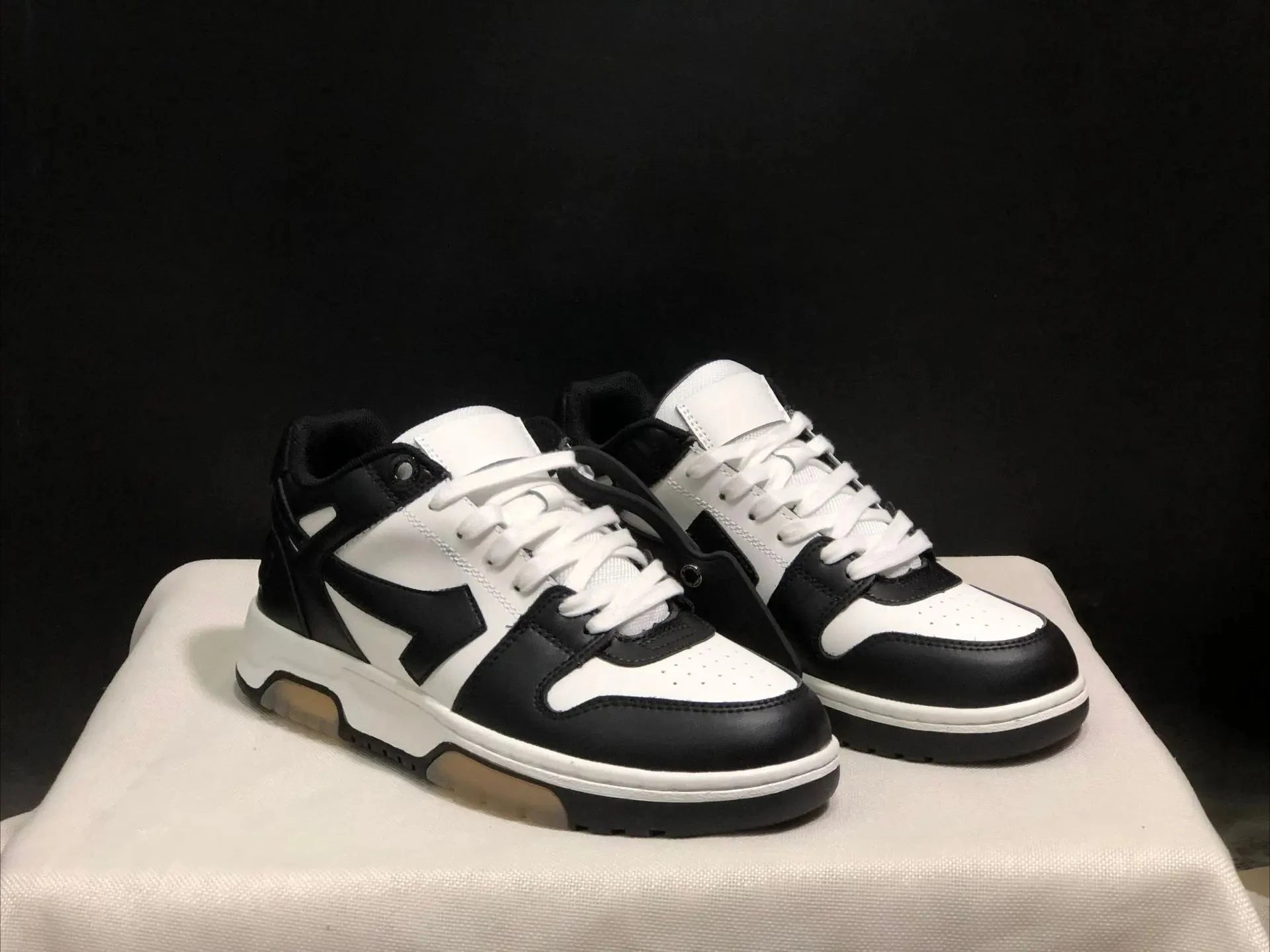 2025 New Retro Couple Sneakers Arrow Design Black White Two-Tone Shock-Absorbing Comfortable Casual Footwear