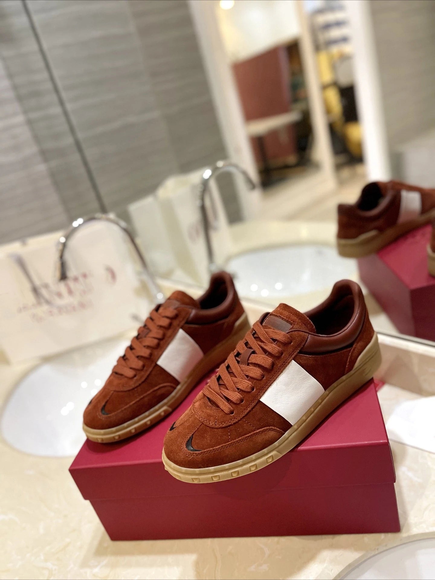 V-style 2026 couple's studded flat leather lace-up white sneakers fashionable color-block casual board shoes trendy shoes