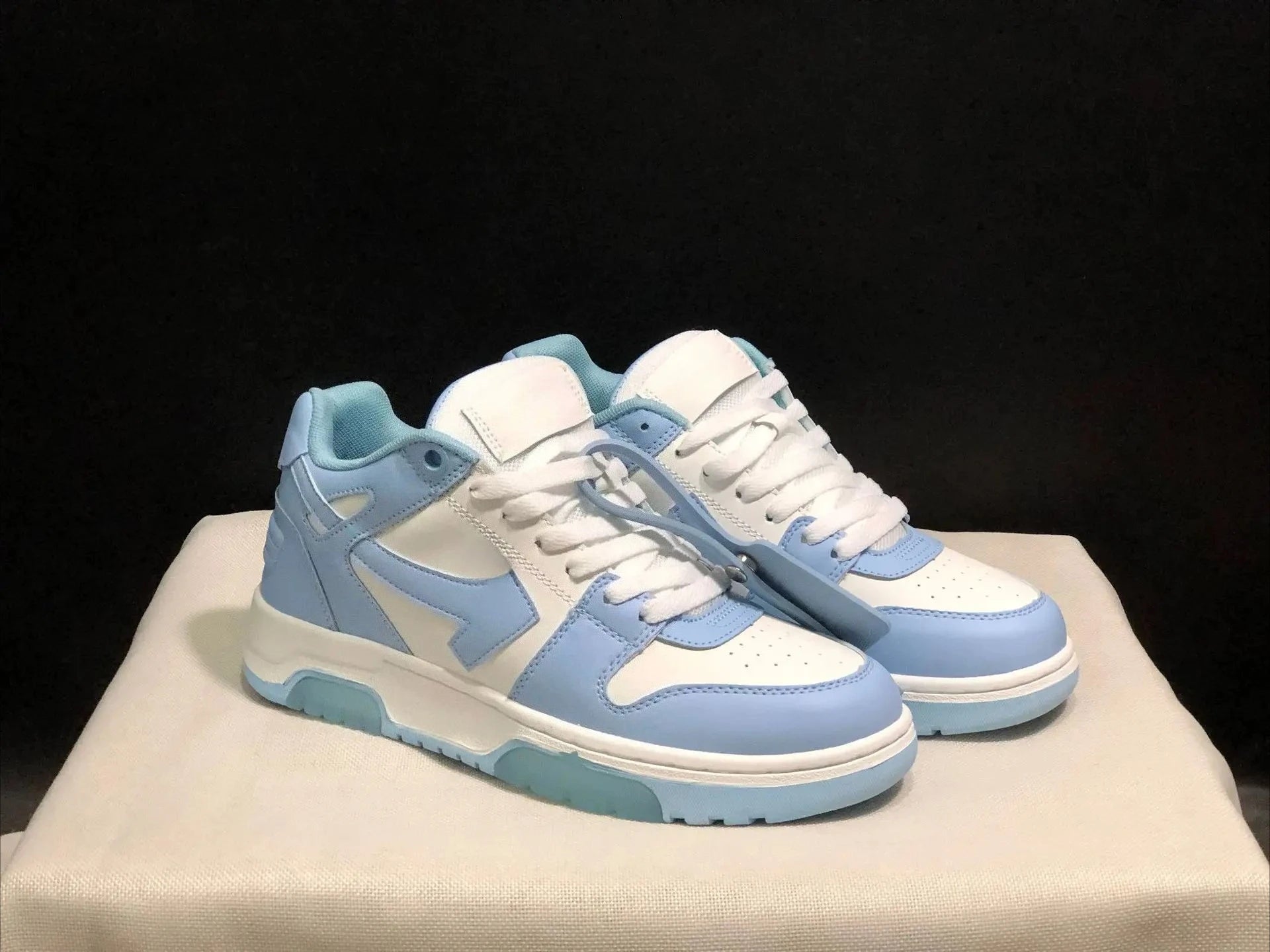 2025 New Retro Couple Sneakers Arrow Design Black White Two-Tone Shock-Absorbing Comfortable Casual Footwear
