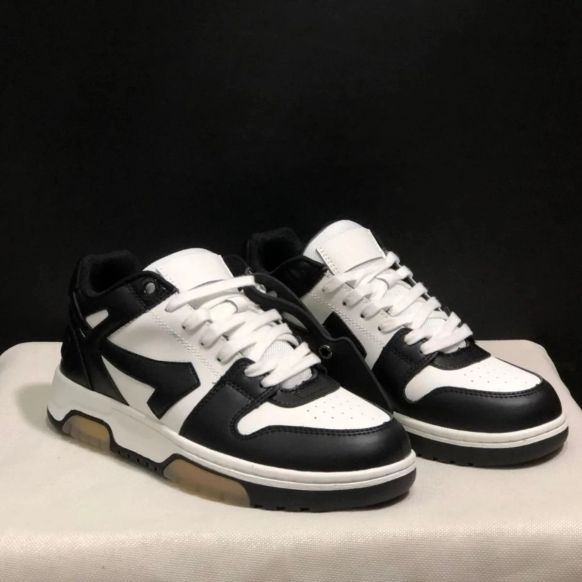 2025 New Retro Couple Sneakers Arrow Design Black White Two-Tone Shock-Absorbing Comfortable Casual Footwear
