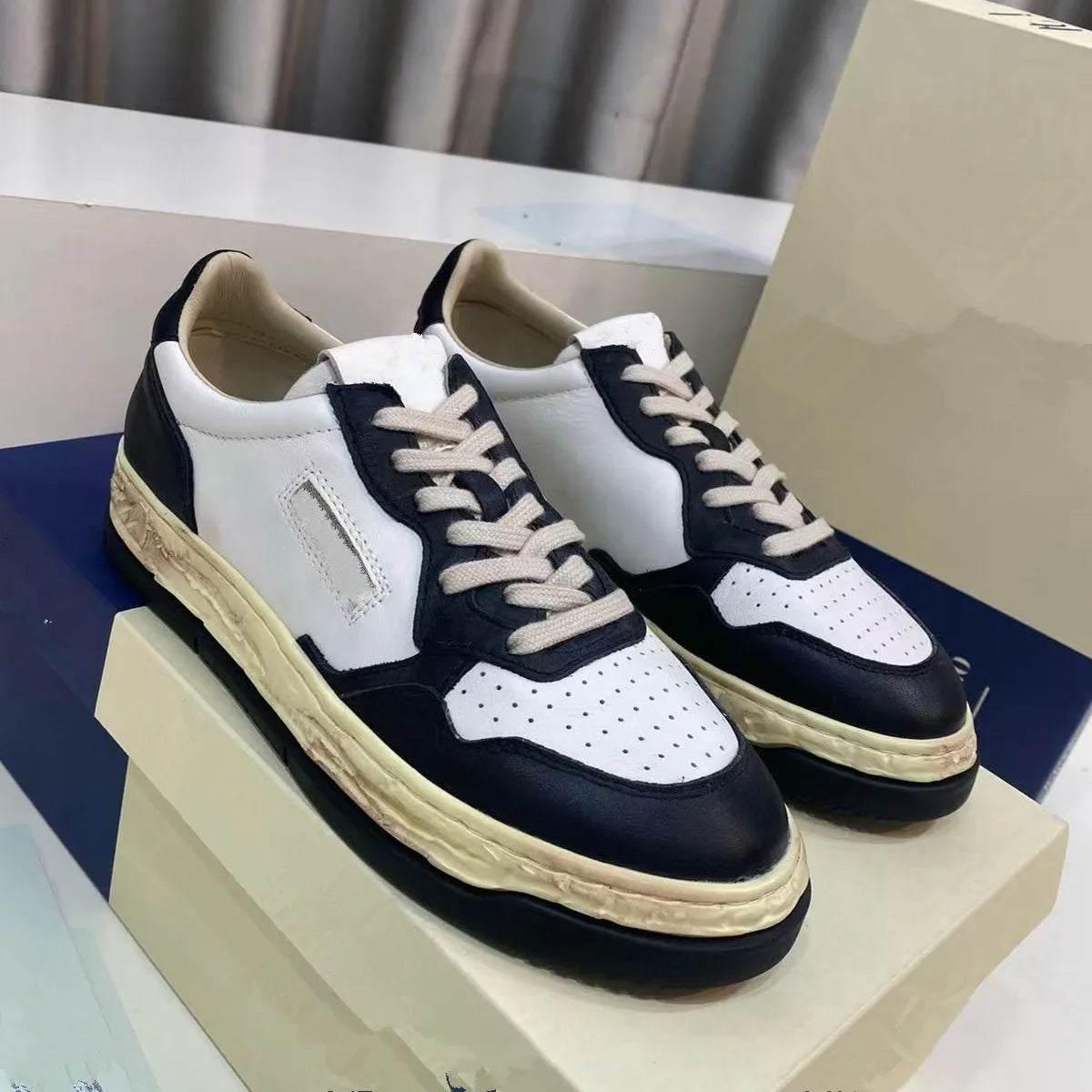 White shoes men's 2025 new winter men's shoes thick soled leather white board shoes men's casual shoes women