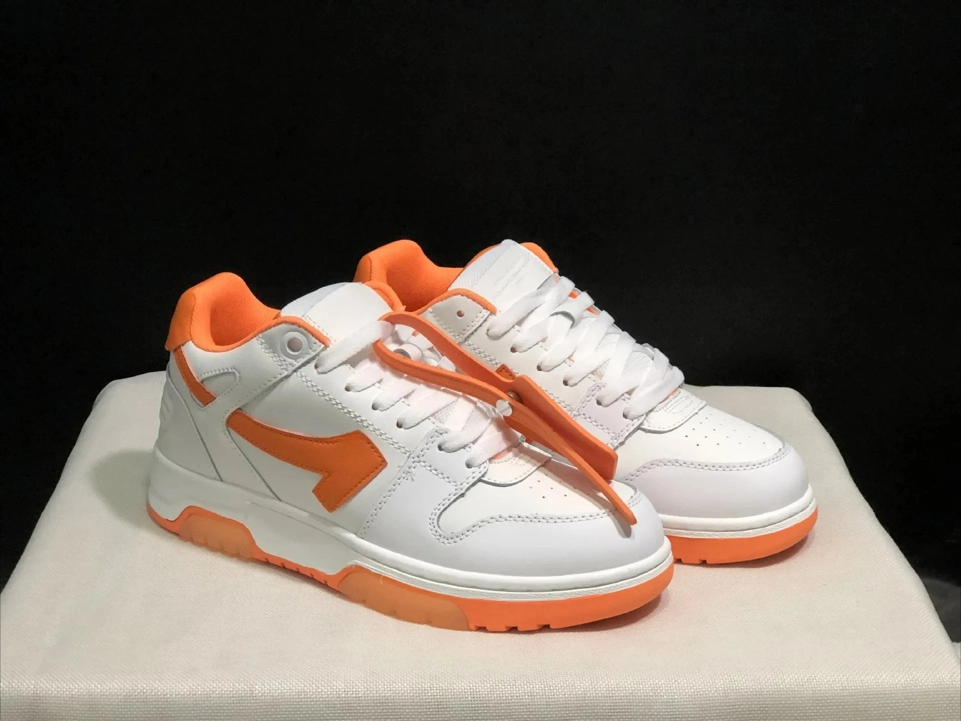 2025 New Retro Couple Sneakers Arrow Design Black White Two-Tone Shock-Absorbing Comfortable Casual Footwear