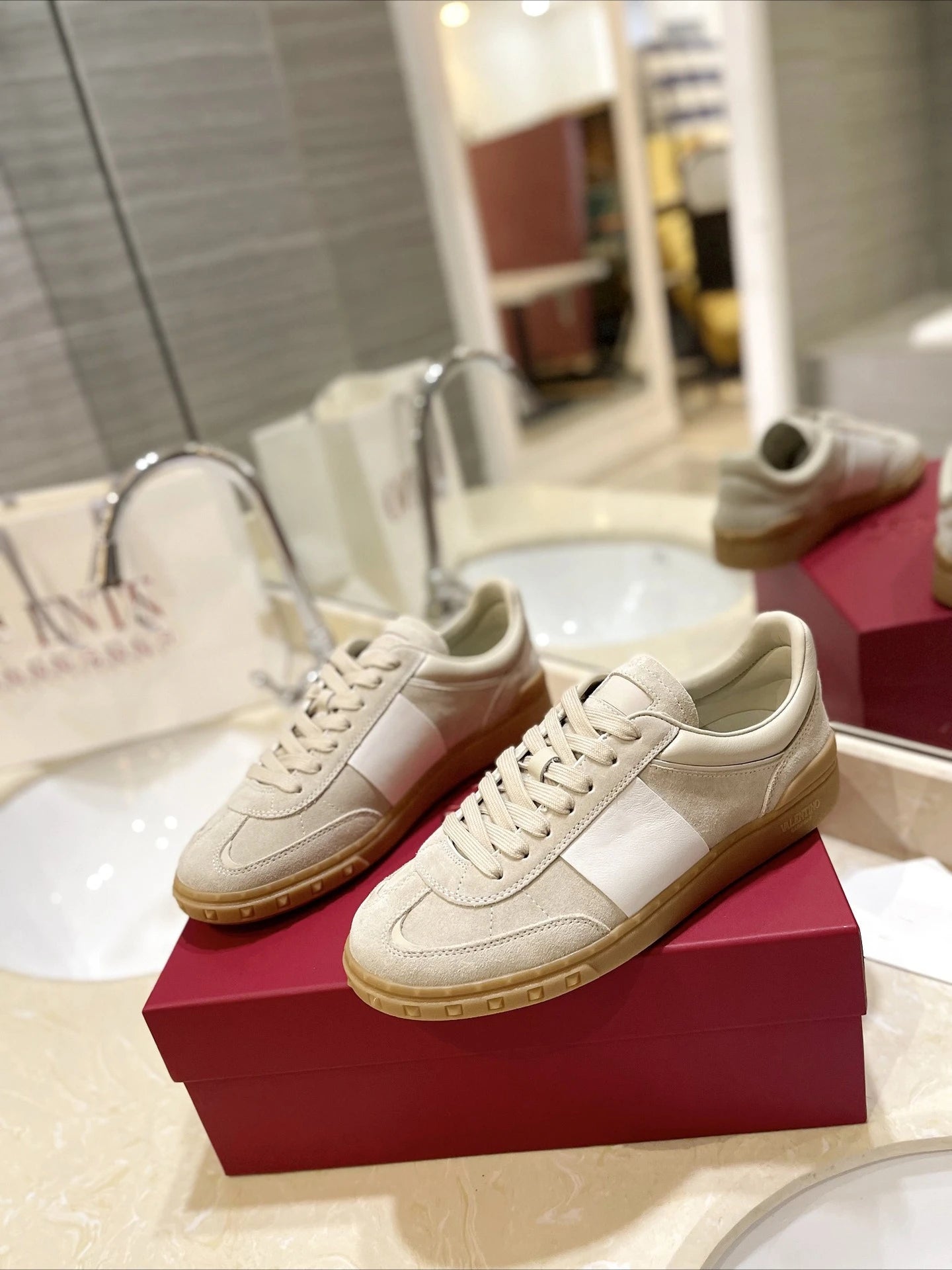 V-style 2026 couple's studded flat leather lace-up white sneakers fashionable color-block casual board shoes trendy shoes