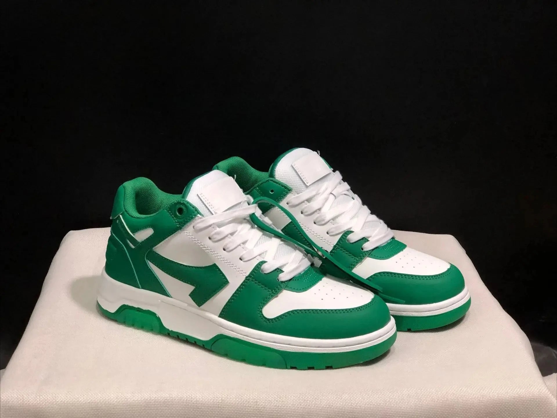 2025 New Retro Couple Sneakers Arrow Design Black White Two-Tone Shock-Absorbing Comfortable Casual Footwear
