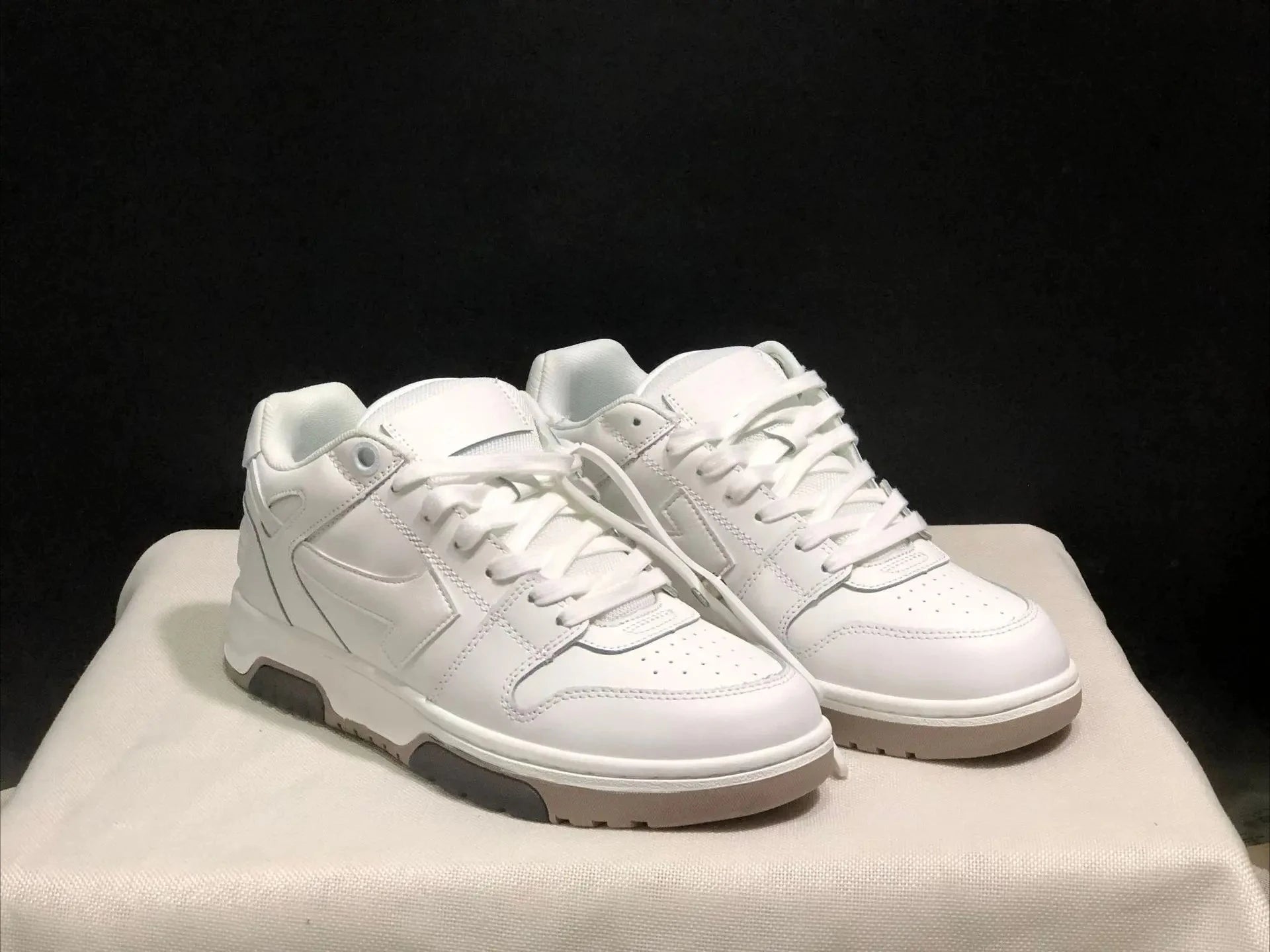 2025 New Retro Couple Sneakers Arrow Design Black White Two-Tone Shock-Absorbing Comfortable Casual Footwear
