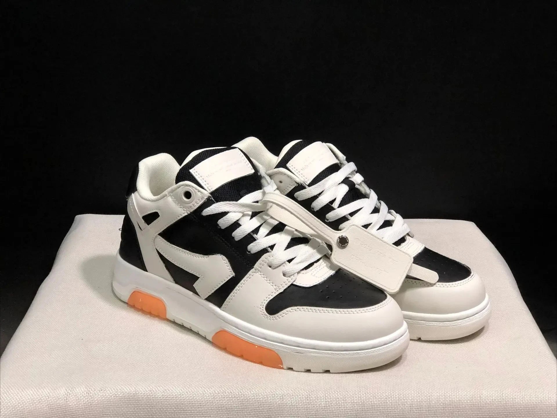 2025 New Retro Couple Sneakers Arrow Design Black White Two-Tone Shock-Absorbing Comfortable Casual Footwear