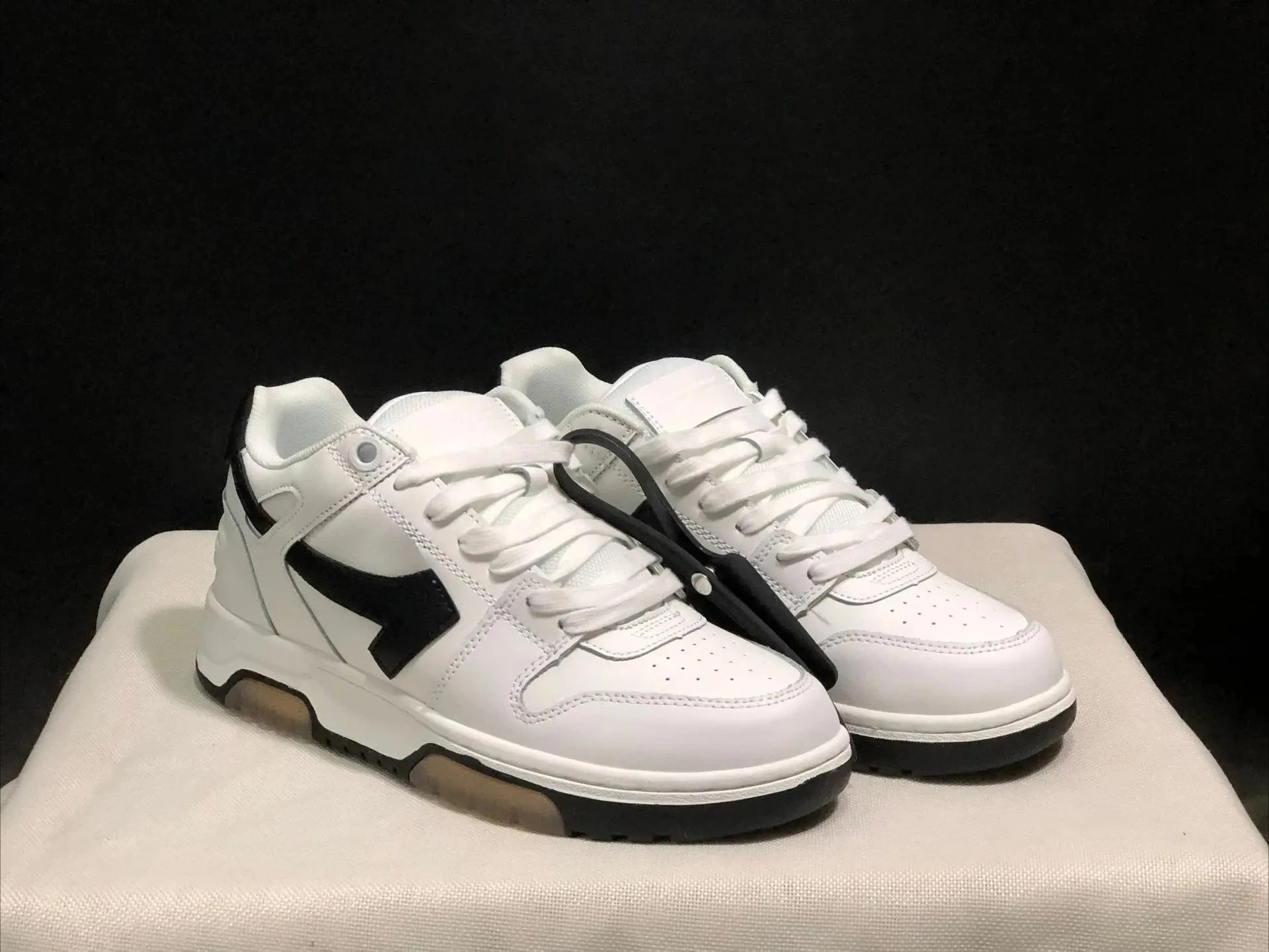 2025 New Retro Couple Sneakers Arrow Design Black White Two-Tone Shock-Absorbing Comfortable Casual Footwear